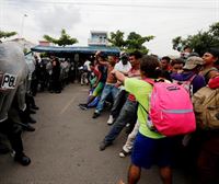 Cientos de centroamericanos cruzan la frontera entre Guatemala y México