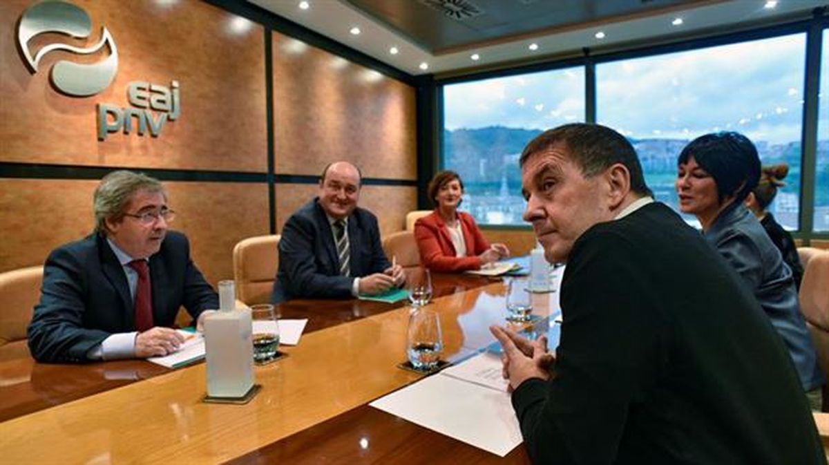 Dirigentes jeltzales y la delegación de EH Bildu, durante la reunión. Foto: EFE.