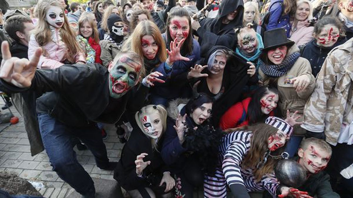 Halloween jaia mozorrotuta ospatu dute Ukrainian. Argazkia: EFE