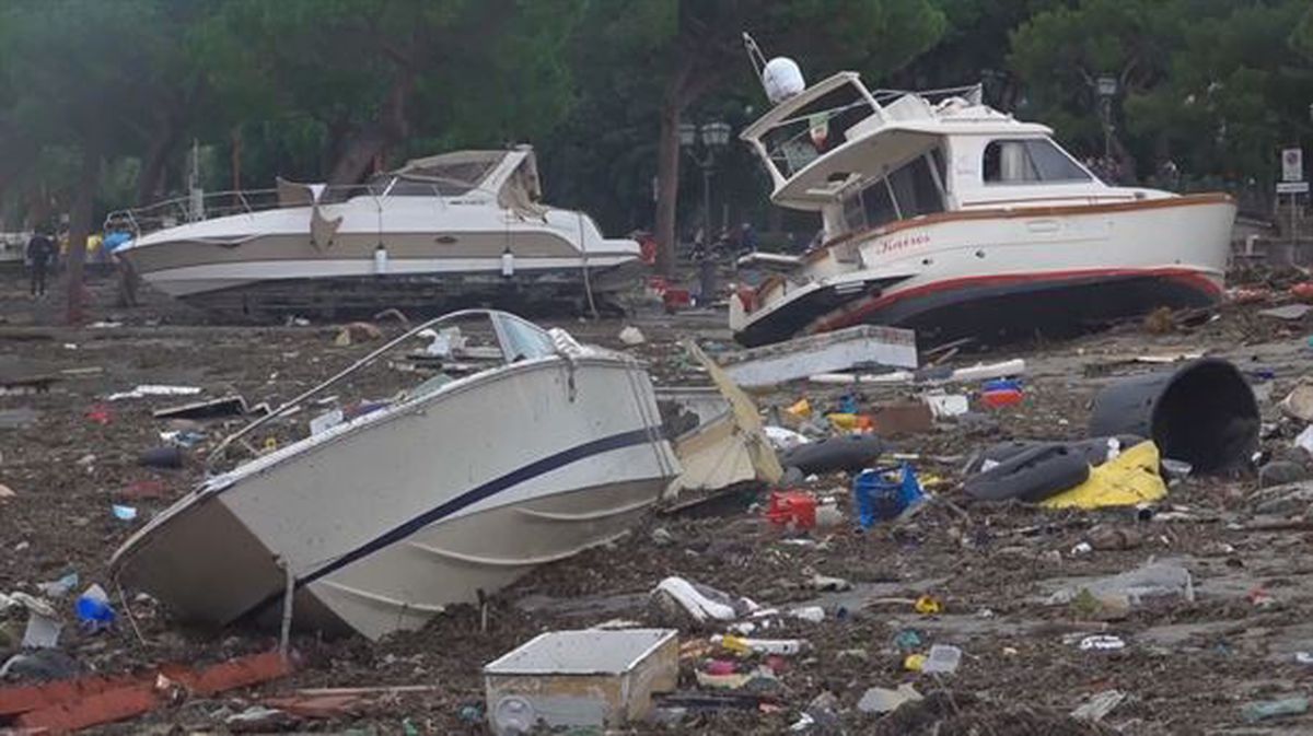 El temporal destroza el rompeolas de la localidad italiana de Rapallo