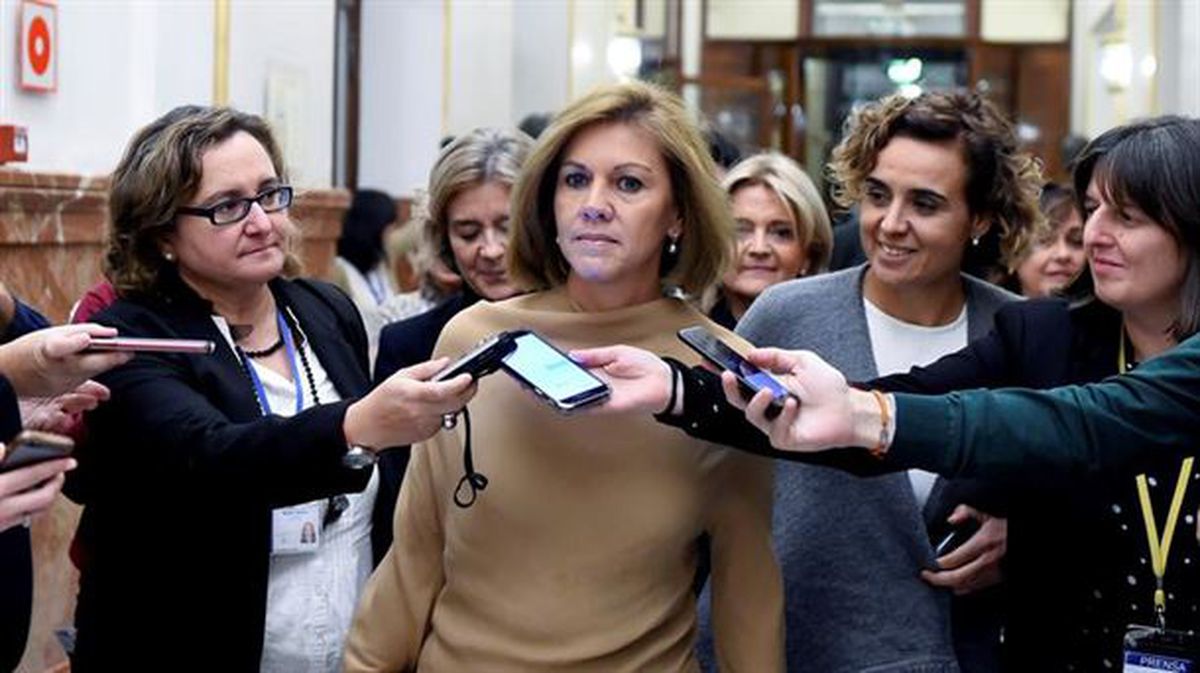 María Dolores de Cospedal preguntada por los periodistas, en los pasillos del Congreso