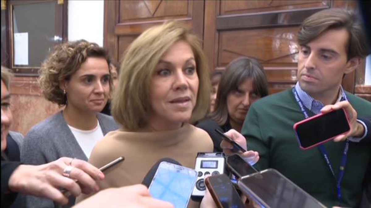 María Dolores de Cospedal preguntada por los periodistas, en los pasillos del Congreso