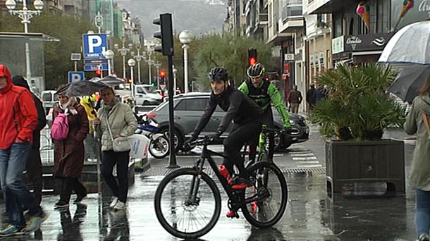 Bicicleta por la acera en Donostia