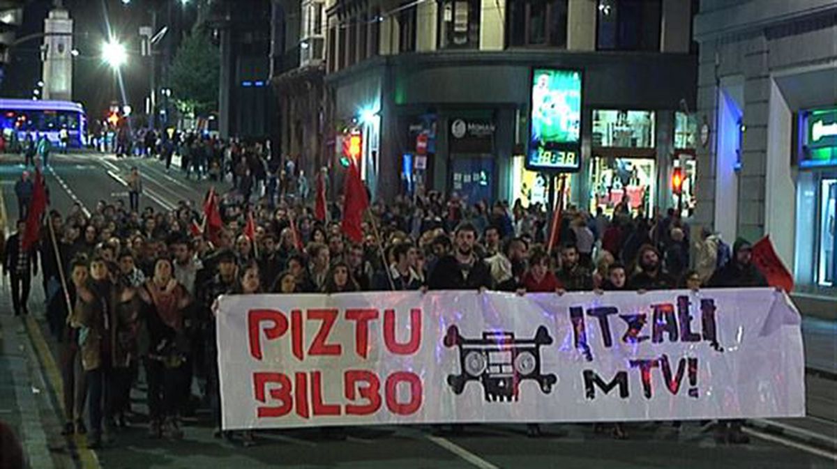 Cabeza de la marcha que recorrió ayer las calles de Bilbao. Foto: EiTB