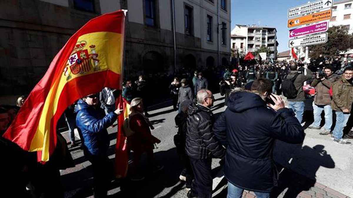 Simpatizantes de VOX y Ciudadanos, portando banderas españolas en Alsasua. Foto: EFE