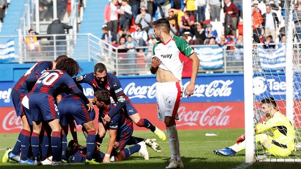 En un partido loco el Deportivo Alavés cae en el descuento en Ipurua