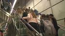 Los asistentes eligen el metro para llegar a la gala de la MTV