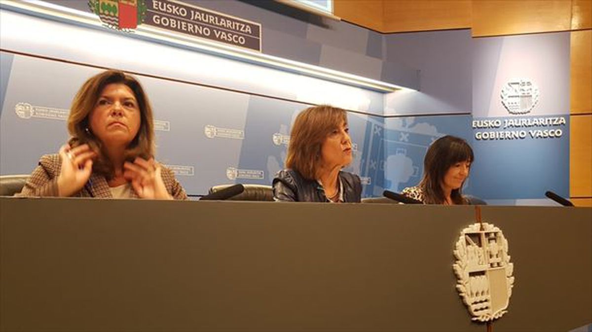 Cristina Uriarte, en el centro, durante la presentación. Foto: Irekia