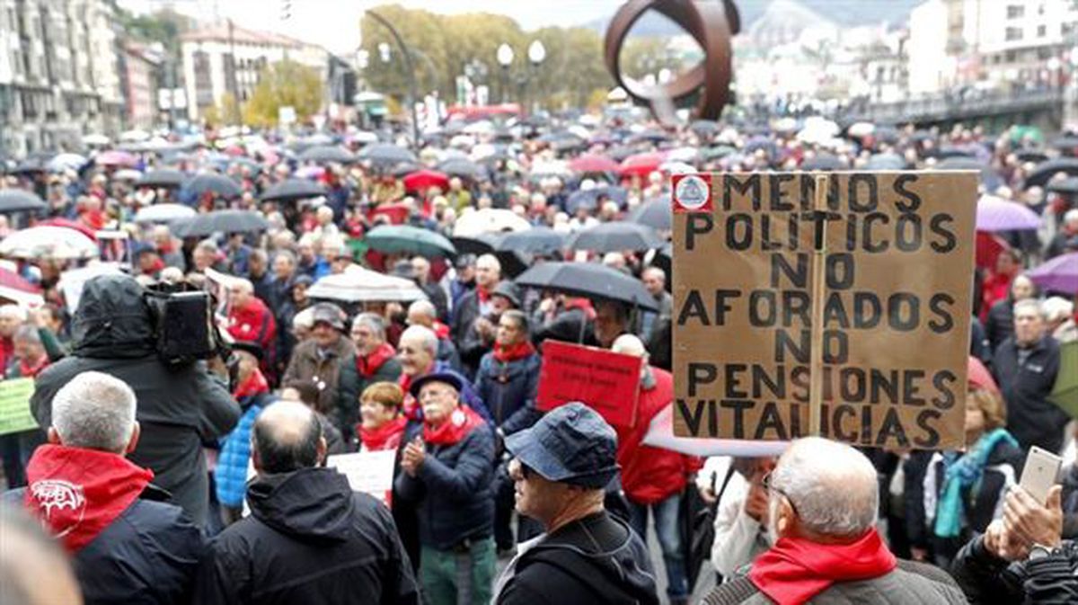 Pensionistas en la movilización de este lunes en Bilbao. Foto: EFE