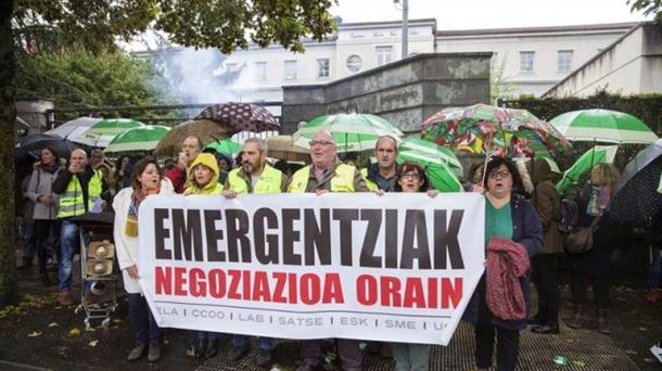 Sindikatuen elkarretaratzea Osakidetzaren egoitza nagusiaren kanpoaldean, Gasteizen. Argazkia: EFE