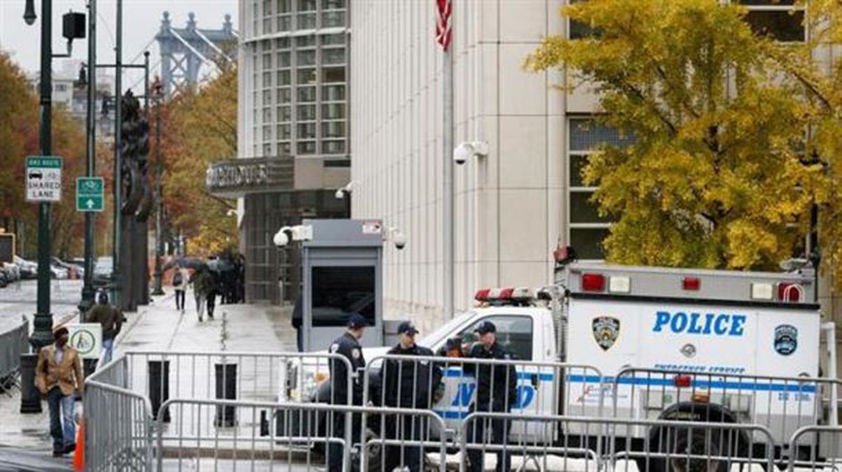 Policías montan guardia en el exterior de la corte federal de Nueva York. Foto: EFE