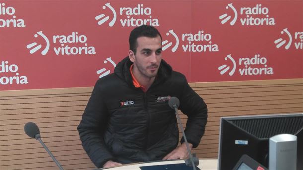 Niksha Federico, jugador de Araberri, visita los estudios de Radio Vitoria