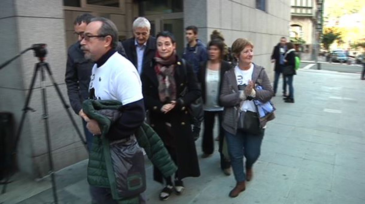 Los padres de Iñigo Cabacas, a su llegada ayer a los juzgados. Foto de archivo: EFE