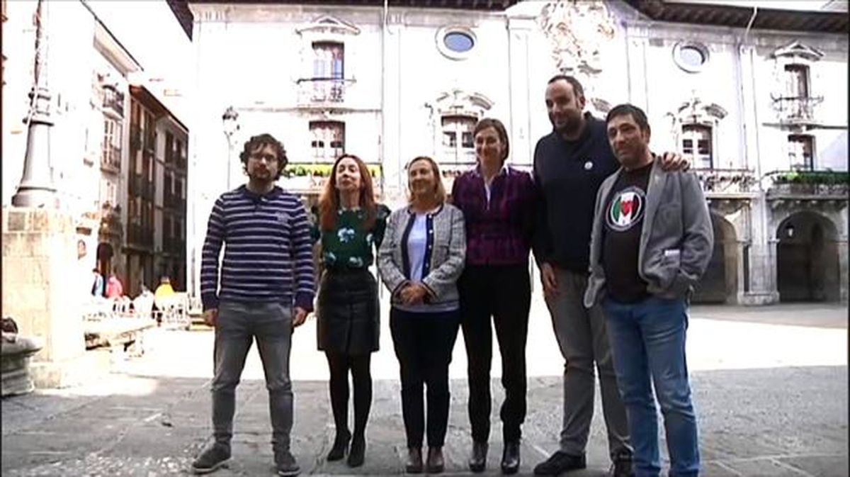 Grupos municipales representados en el Ayuntamiento de Arrasate. Imagen capturada de un vídeo de ETB