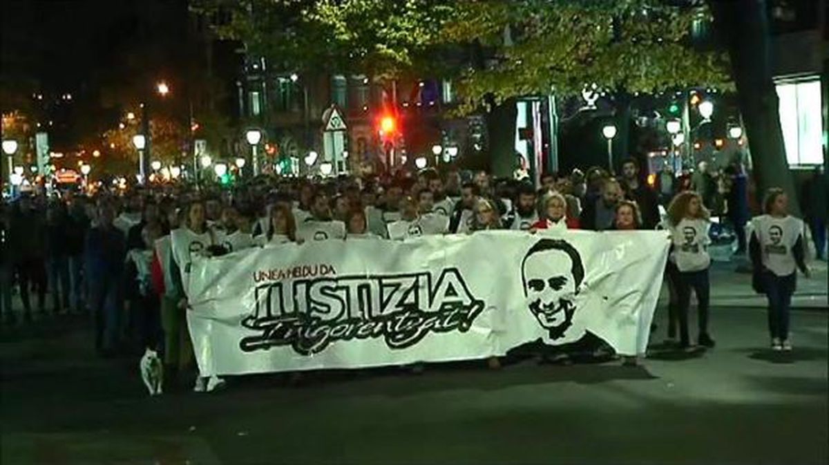 Cientos de personas se manifiestan por Bilbao para pedir "justicia" para Iñigo Cabacas. Imagen: EiTB
