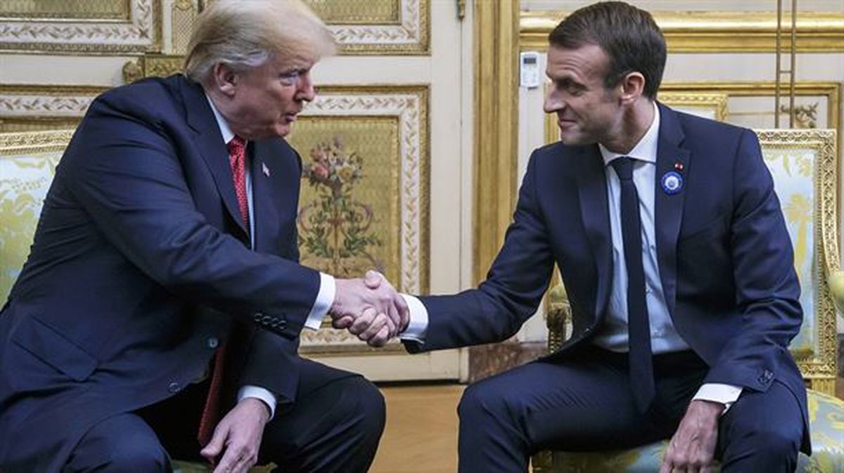 Trump y Macron se estrechan la mano en su encuentro de hoy en el Elíseo. Foto: EFE