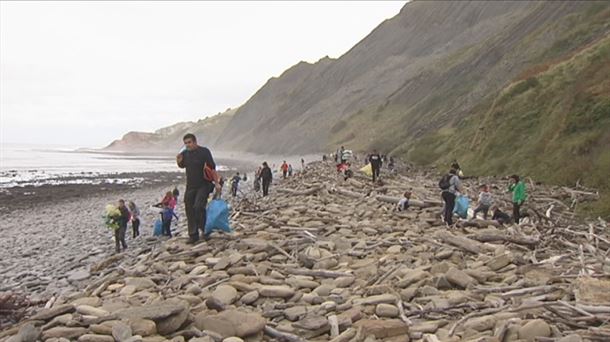 Recogida de basura en el flysch de Zumaia