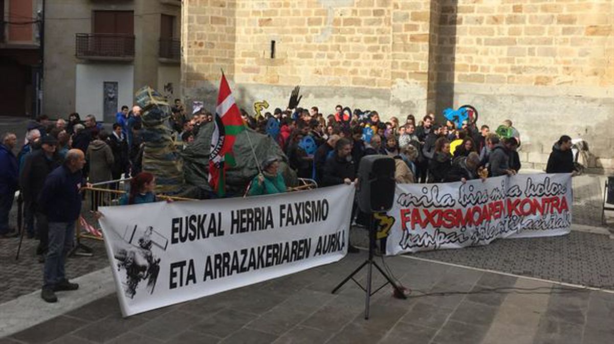 Comparecencia de 'Altsasu faxismoaren kontra' bajo el campanario / Foto: Sare Antifaxista.