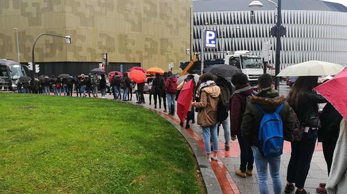 Varias personas esperan para subir al autobús, en una de las jornadas de paro en Bizkaibus