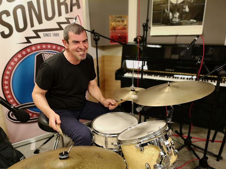 Gorka Iraundegi siempre feliz a la batería 