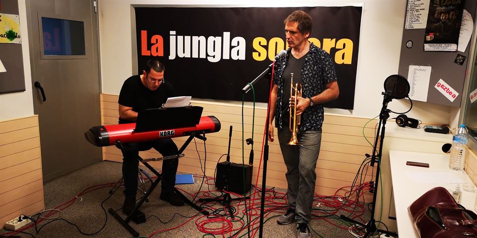 El solo de Rafa Aceves mientras Juan De Diego espera su turno