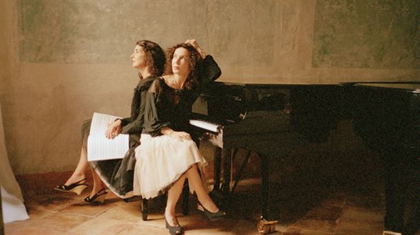 Las hermanas Labeque repasan 500 años de música vasca. Foto: Brigitte Lacombe.