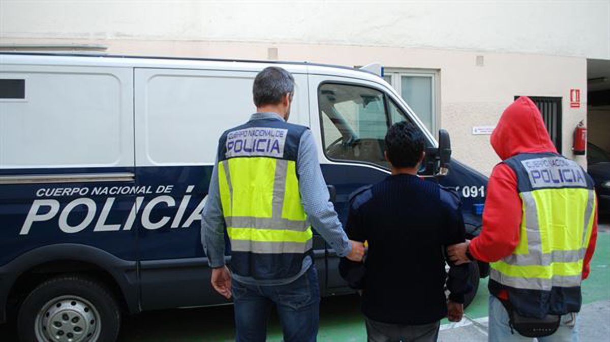 Momento en el que el hombre ha sido detenido. Foto: Delegación del Gobierno español en el País Vasco