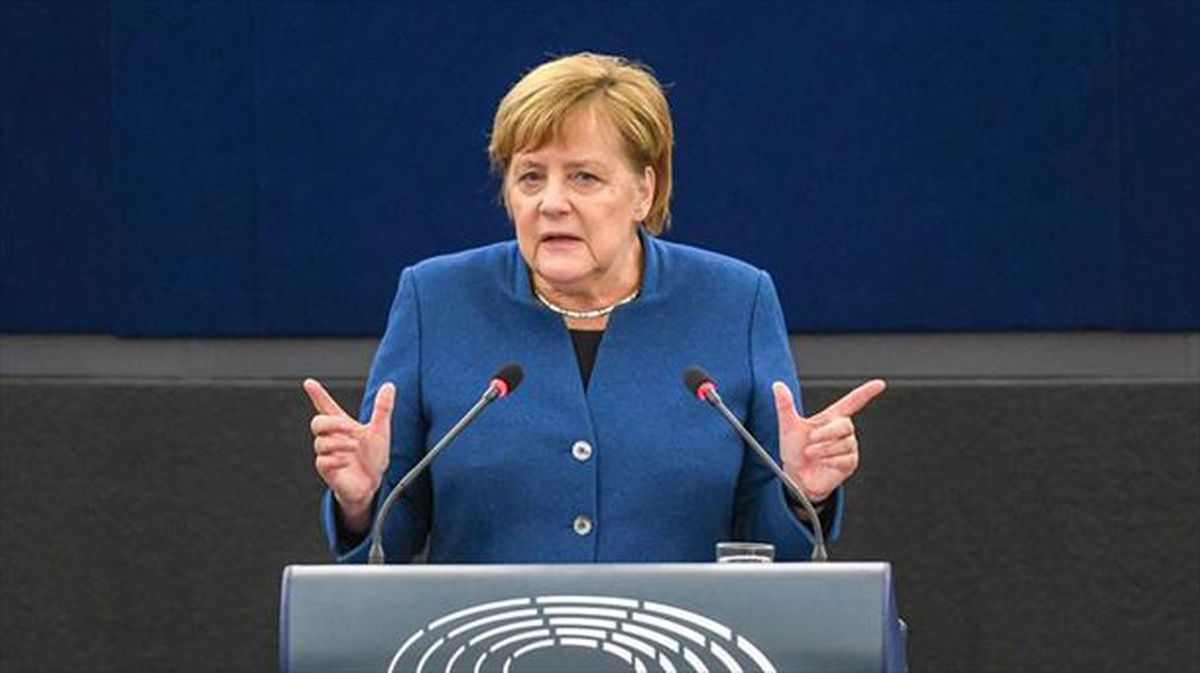 La canciller alemana, Angela Merkel, durante su discurso en el Parlamento Europeo