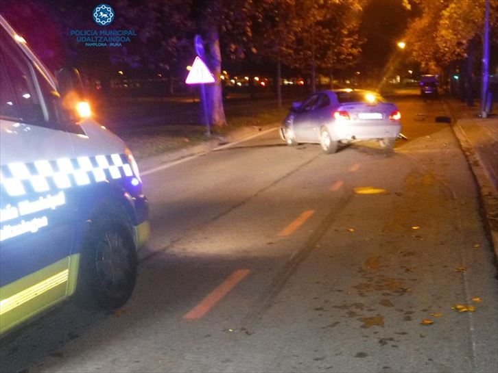 Choca con cuatro vehículos estacionados y huye del lugar. Foto: Policía Municipal de Pamplona.