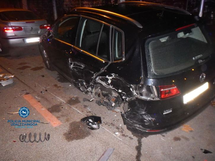 Choca con cuatro vehículos estacionados y huye del lugar. Foto: Policía Municipal de Pamplona.