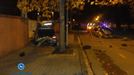 Choca con cuatro vehículos estacionados y huye del lugar. Foto: Policía Municipal de Pamplona. title=