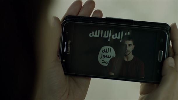 Omar Jamal (César Mateo) en un vídeo de un móvil en 'La Víctima Número 8'