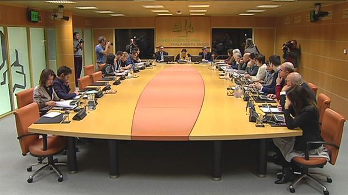 La comisión de 'Herenegun' reunida en torno a una mesa