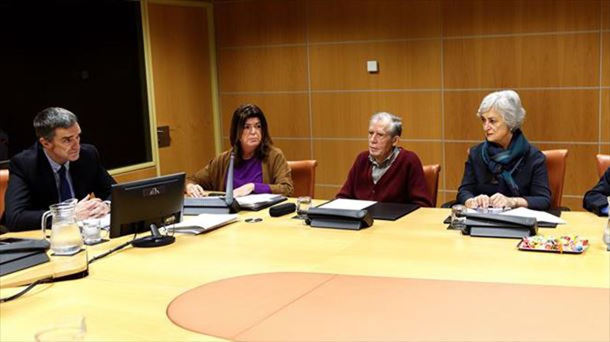 Jonan Fernández y Maite Alonso, junto con los tres expertos que han elaborado el proyecto / EFE.