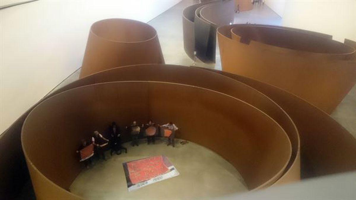 Performance en el interior del Guggenheim Bilbao. Foto: Iruñea-Veleia Argitu
