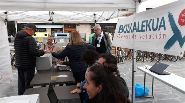 Un centro de votación en San Sebastián