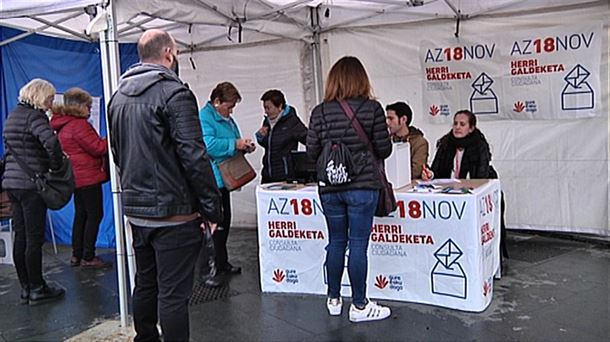 Gure Esku Dago elkartearen herri-galdeketa, Irunen. Argazkia: EiTB