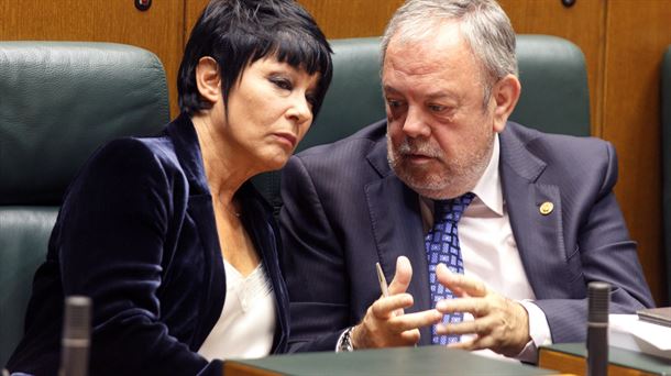 Madalen Iriarte y Pedro Azpiazu en el Parlamento Vasco