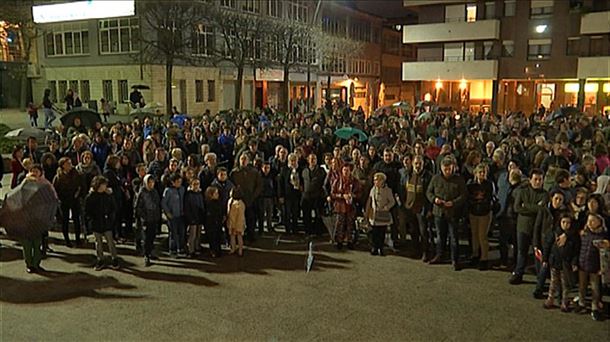 Concentración ayer en Basauri contra los abusos a menores hechos públicos esta semana. Foto: EiTB. 