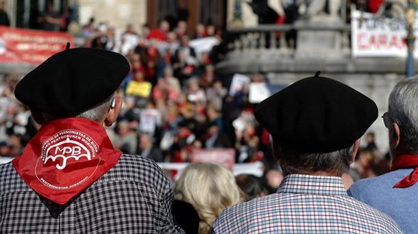 Pensionistas de Bizkaia frente al Ayuntamiento de Bilbao, el 19 de octubre de 2018.