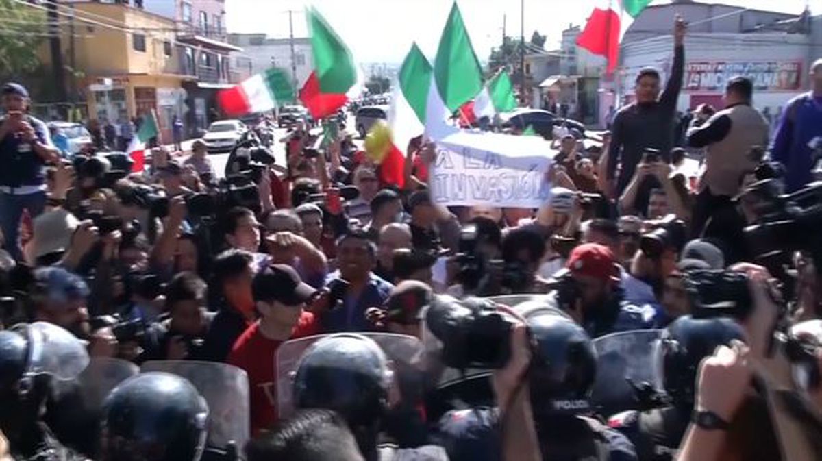 Manifestantes gritan consignas durante una protesta en Tijuana (México). Foto: EFE