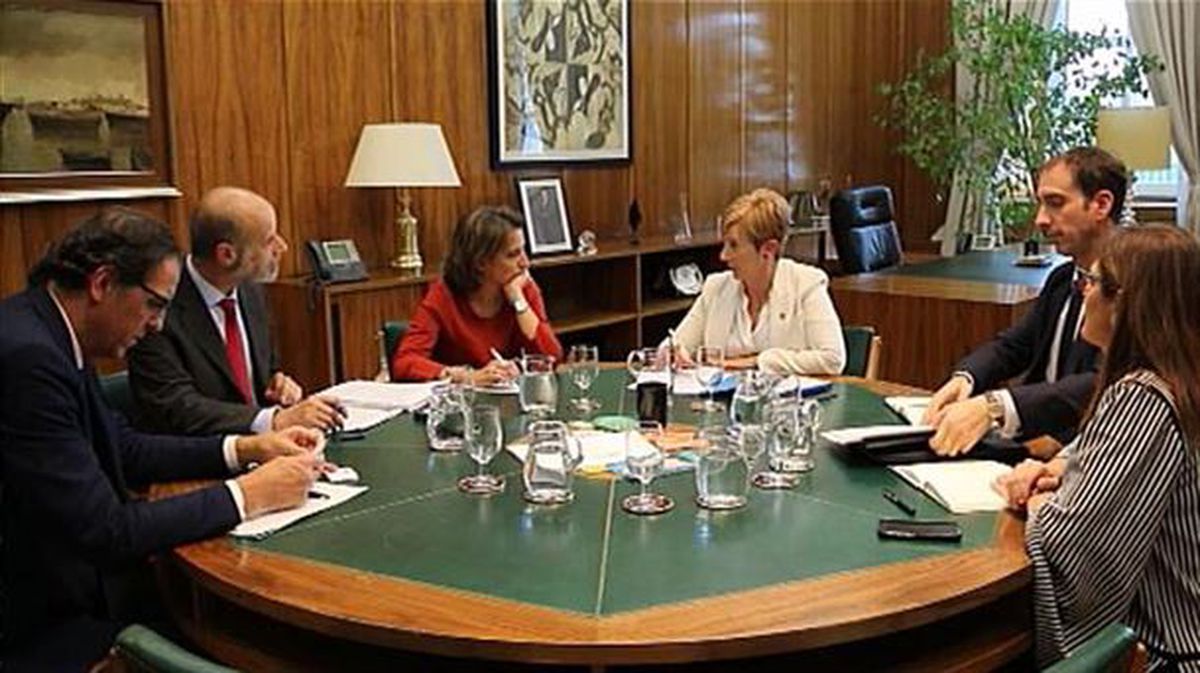 La consejera Arantxa Tapia y la ministra Teresa Ribera durante la reunión. Imagen: EiTB