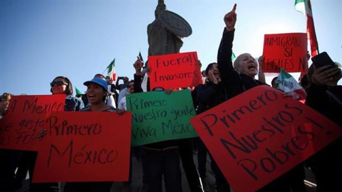 Manifestantes gritan consignas durante una protesta en Tijuana (México). Foto: EFE