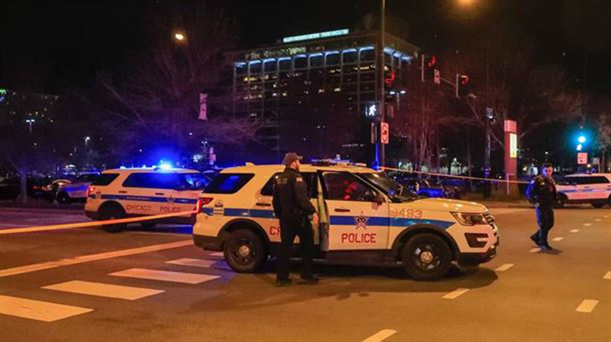 Agentes de Policía cerca del Hospital Mercy de Chicago