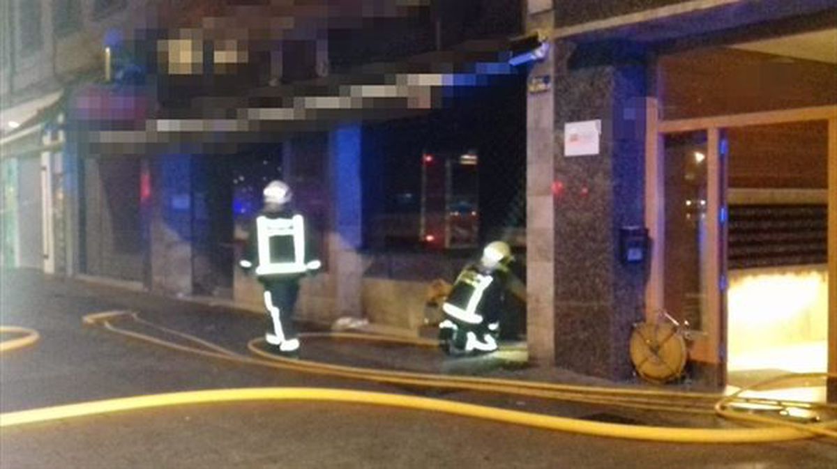 El fuego se ha iniciado en un local de la avenida Gasteiz