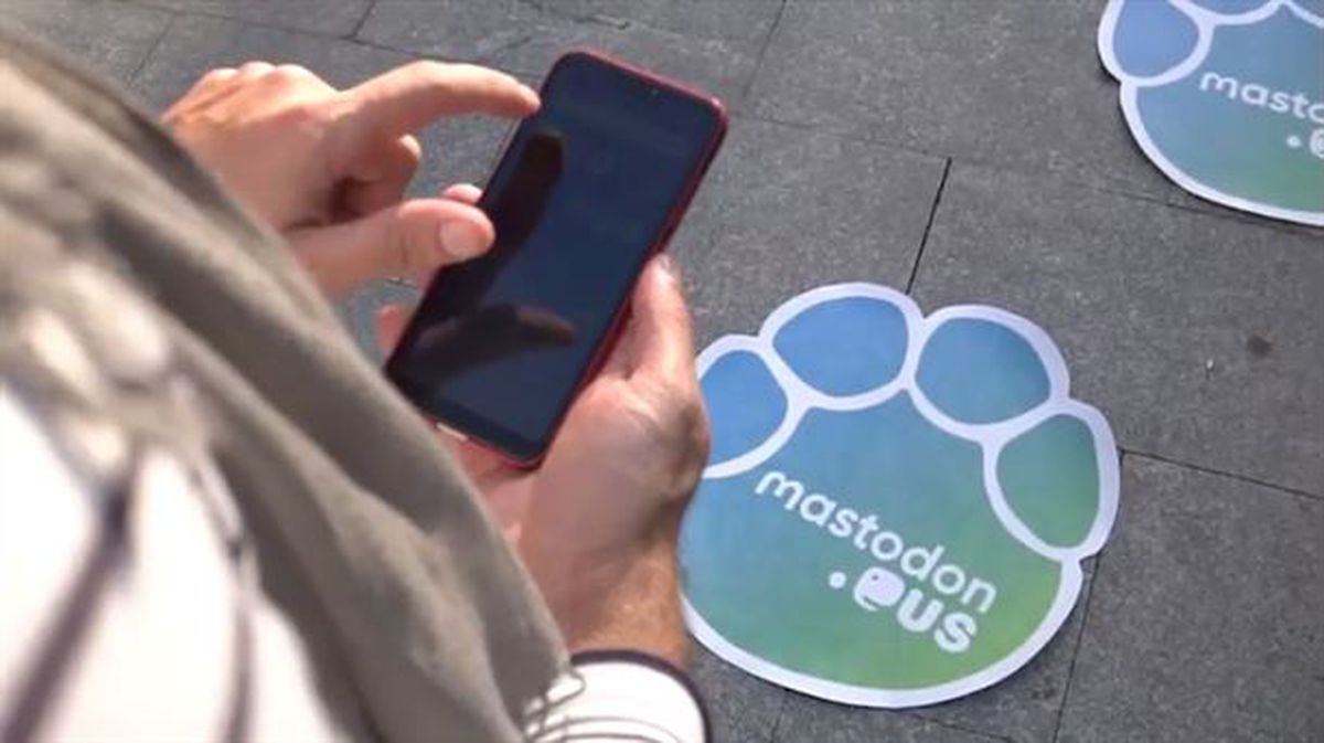 Un usuario accede a la red social en euskera. Captura del vídeo promocional de mastodon.eus