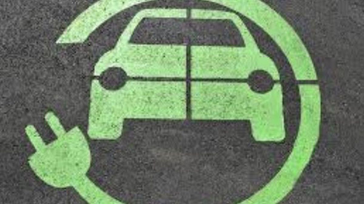 Señal de aparcamiento de un coche eléctrico