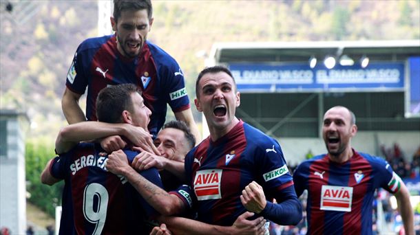 Jugadores del Eibar celebrando un gol.