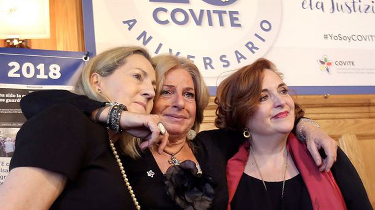 La presidenta de Covite, Consuelo Ordóñez, con dos víctimas