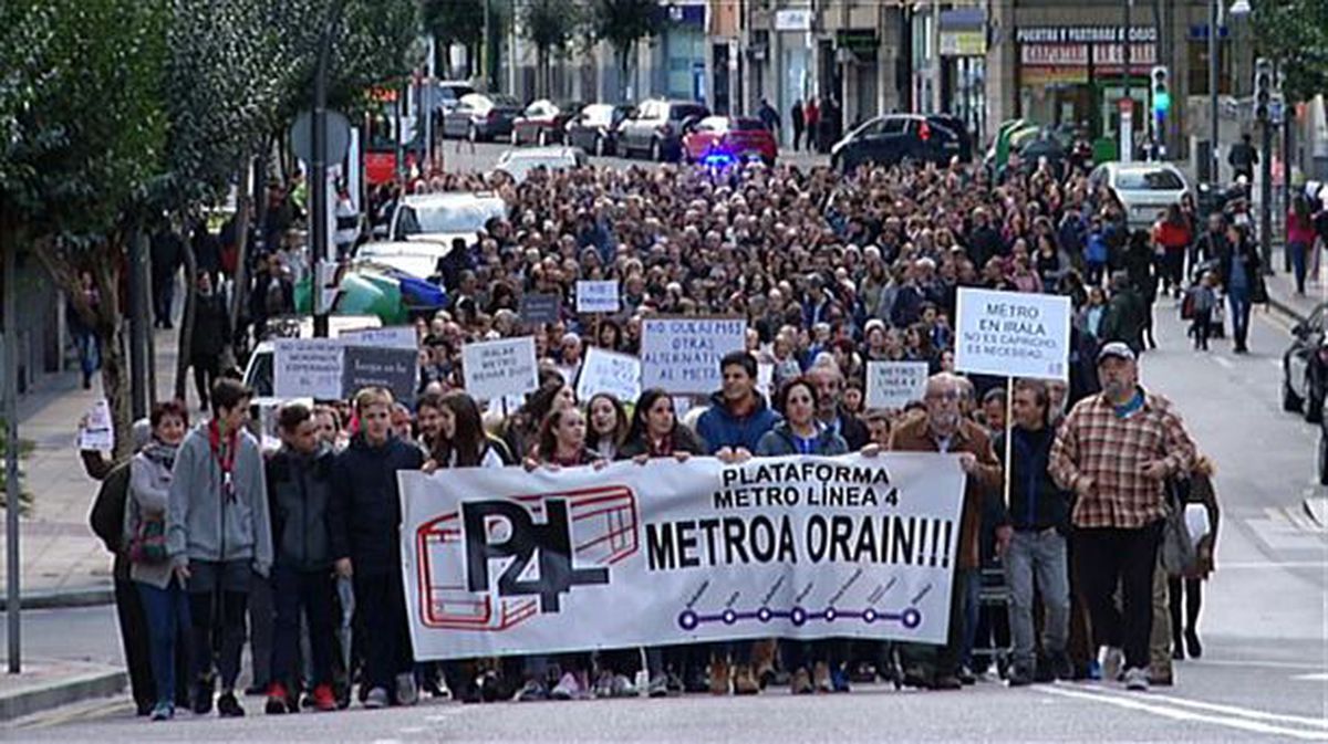 Manifestación por la línea 4 del metro, en Bilbao / Imagen: EITB.